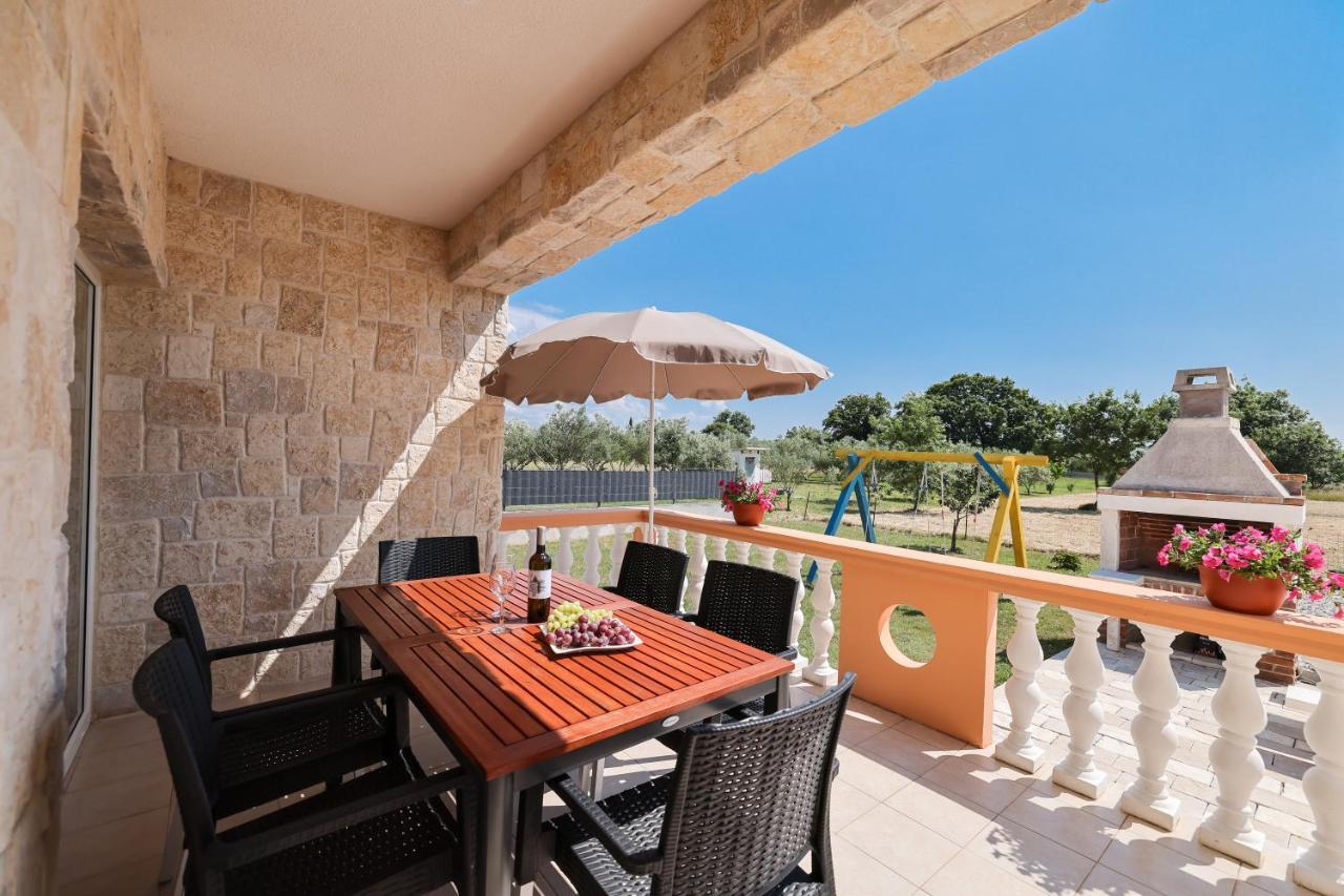 Villa Stone House With Pool Нін Екстер'єр фото