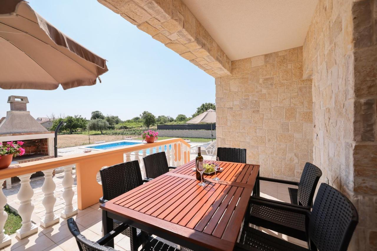 Villa Stone House With Pool Нін Екстер'єр фото