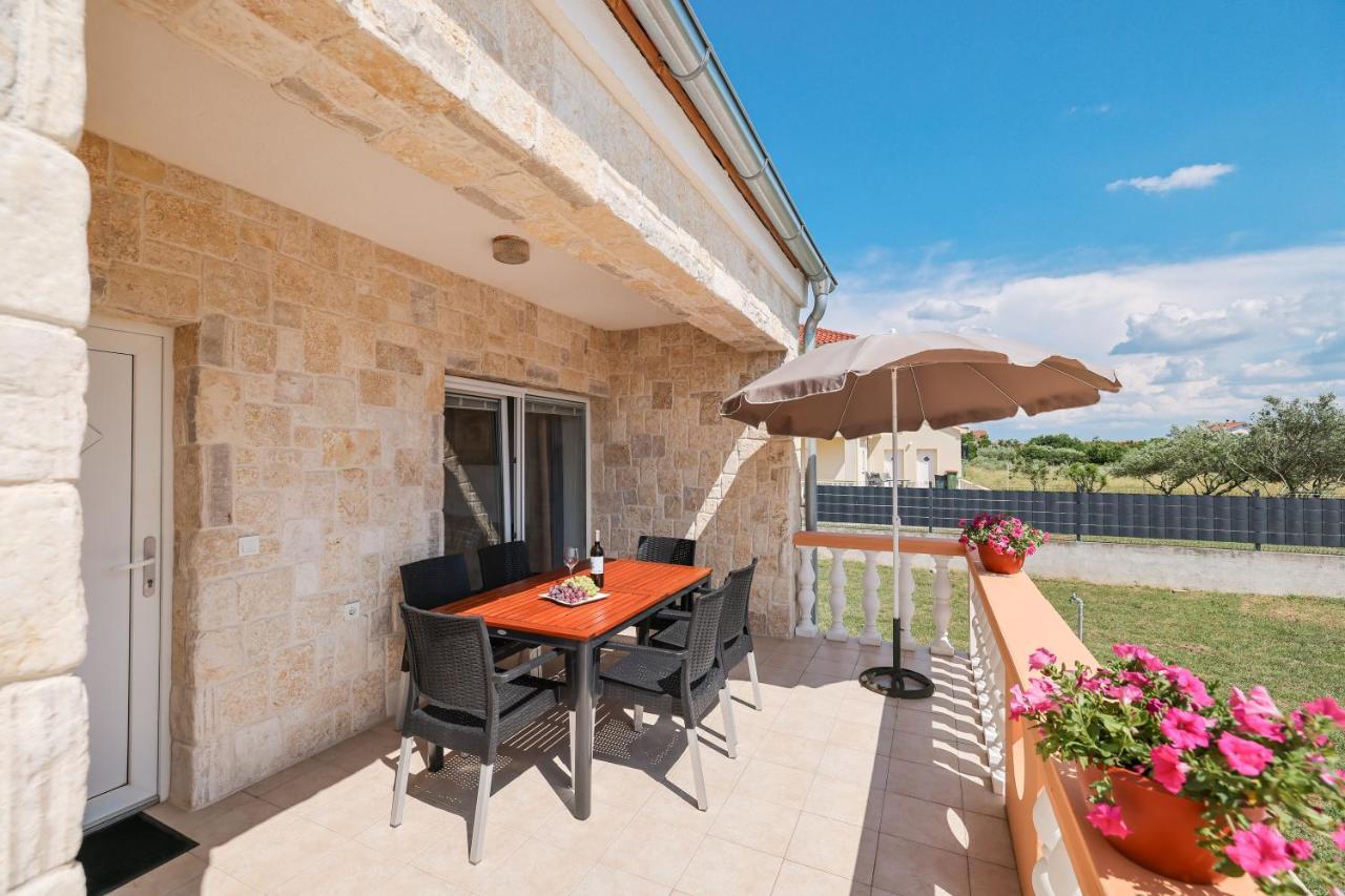 Villa Stone House With Pool Нін Екстер'єр фото